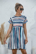 Afbeelding in Gallery-weergave laden, "Maria" Gestreiftes Designer-Kleid