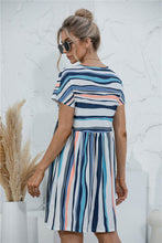 Afbeelding in Gallery-weergave laden, "Maria" Gestreiftes Designer-Kleid