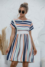 Afbeelding in Gallery-weergave laden, "Maria" Gestreiftes Designer-Kleid