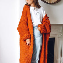 Afbeelding in Gallery-weergave laden, "Lilien" Kuschelige Longstrickjacke