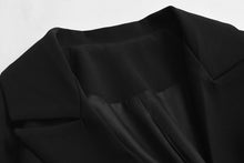 Afbeelding in Gallery-weergave laden, Extravagantes Kleid
