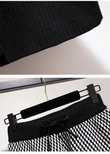 Afbeelding in Gallery-weergave laden, Zweiteiliges Set - Gestrickte Jacke und Shorts
