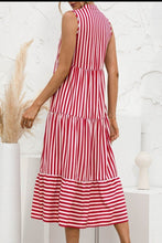 Afbeelding in Gallery-weergave laden, "Nedda" Gestreiftes Designer-Kleid
