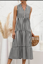 Afbeelding in Gallery-weergave laden, "Nedda" Gestreiftes Designer-Kleid
