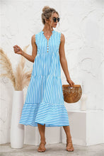 Afbeelding in Gallery-weergave laden, "Nedda" Gestreiftes Designer-Kleid
