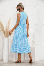 Afbeelding in Gallery-weergave laden, "Nedda" Gestreiftes Designer-Kleid
