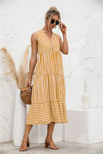 Afbeelding in Gallery-weergave laden, "Nedda" Gestreiftes Designer-Kleid
