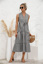 Afbeelding in Gallery-weergave laden, "Nedda" Gestreiftes Designer-Kleid
