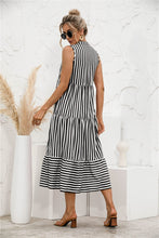Afbeelding in Gallery-weergave laden, "Nedda" Gestreiftes Designer-Kleid
