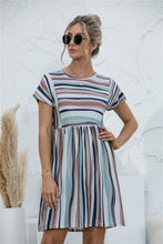 Afbeelding in Gallery-weergave laden, "Maria" Gestreiftes Designer-Kleid
