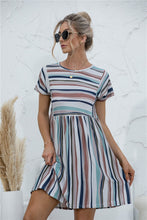 Afbeelding in Gallery-weergave laden, "Maria" Gestreiftes Designer-Kleid
