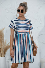 Afbeelding in Gallery-weergave laden, "Maria" Gestreiftes Designer-Kleid
