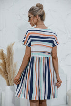 Afbeelding in Gallery-weergave laden, "Maria" Gestreiftes Designer-Kleid
