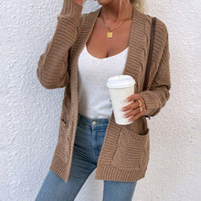 Afbeelding in Gallery-weergave laden, "Milena" Klassische Strickjacke
