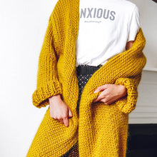 Afbeelding in Gallery-weergave laden, "Lilien" Kuschelige Longstrickjacke
