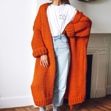 Afbeelding in Gallery-weergave laden, "Lilien" Kuschelige Longstrickjacke
