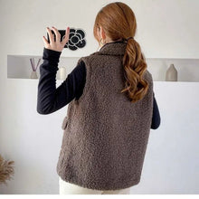 Afbeelding in Gallery-weergave laden, "Tedi" Kuschelige Plüschweste
